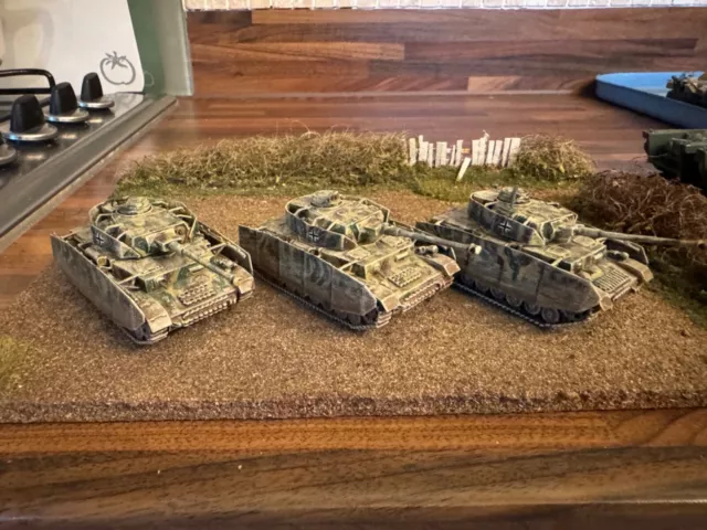 1/72 WW2 German Well Painted Plastic Panzer IV Long Barrelled Tanks x3