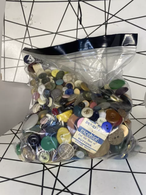 Vintage Buttons job lot bundle bag 1kg ideal for crafting