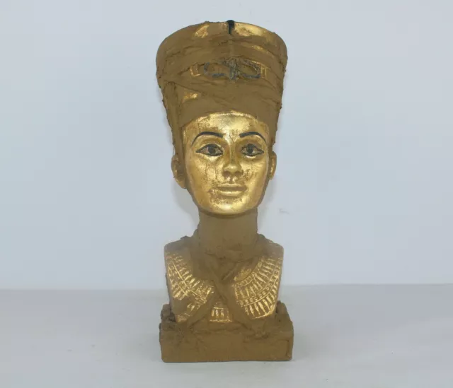 Rara estatua antigua faraónica egipcia antigua de la reina Nefertiti...