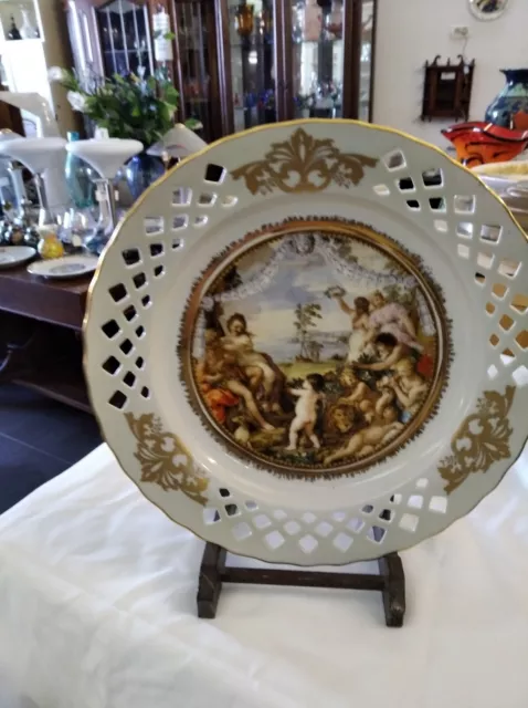 Fine Porcelaine Assiette Avec Decors Flotteurs De Dame Et Enfants