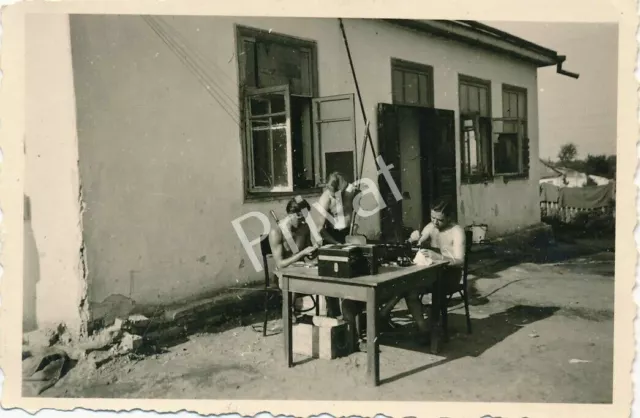 Foto WK II Soldaten Wehrmacht Quartier Gewehr putzen Russland Россия H1.61