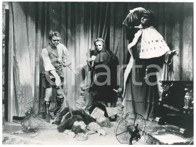 1940 ca CINEMA Film in costume - Scena di omicidio - Fotografia 24x18 cm