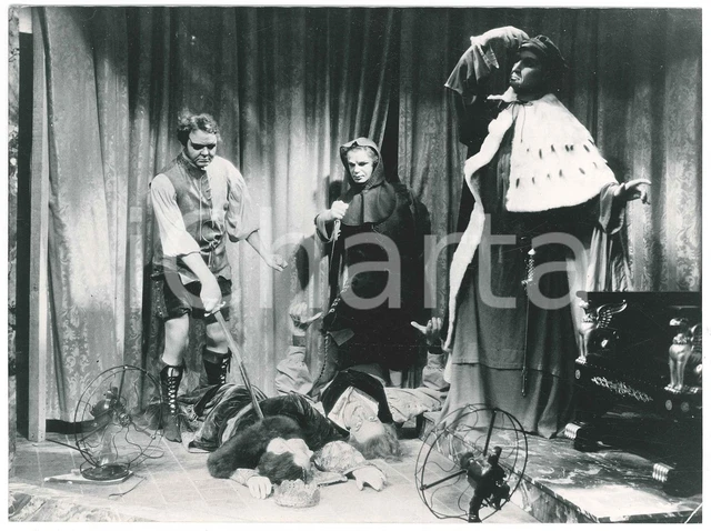 1940 ca CINEMA Film in costume - Scena di omicidio - Fotografia 24x18 cm