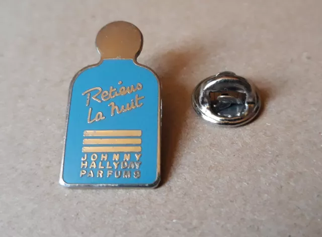 pin's Johnny Hallyday parfums - retiens la nuit (version bleu clair EGF argenté)