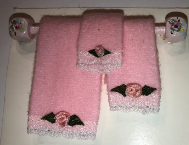 New Dollhouse Miniature Artist Eileen McDanal Wood Towel Bar And 3 Towels Pink