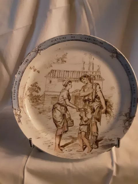 Ancienne assiette plychrome en faience de Creil et Montereau, exposition  1889