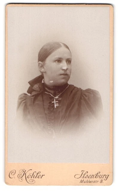 Fotografie C. Köhler, Ilsenburg, Mühlenstr. 8, Junge Dame im Kleid mit Kreuzket