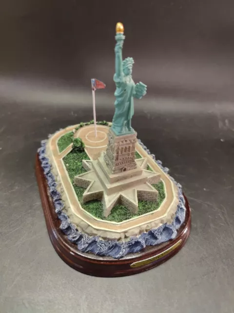 Commemorative Statue of Liberty Statue Figure With American Flag