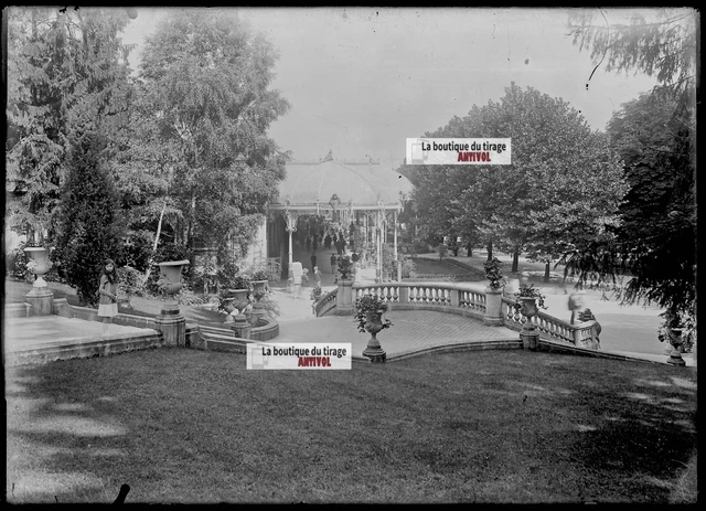 Plaque De Verre Photo Ancienne (négatif) Noir Et Blanc - Format 13x18 Cm - Scène "Vittel Grande Source" - Début 1900 - Original