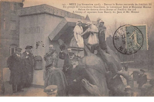 57. n° 103673 .metz .devant la statue renversee de frederic III .un groupe de