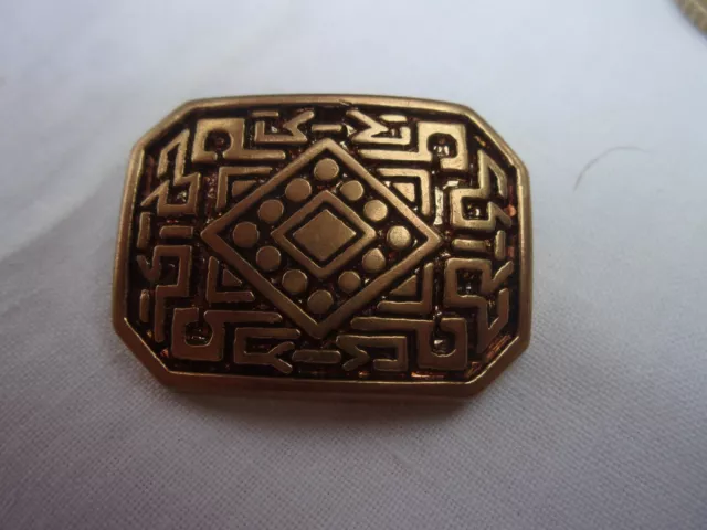 1 gros bouton ancien métal doré ciselé stylisé