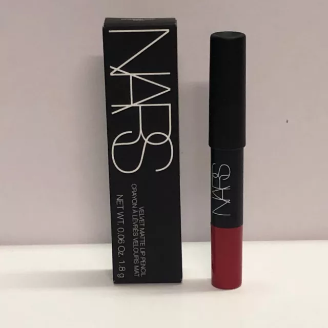 NARS Mini Samt matt Lippenstift in 9260 Drachenmädchen (rot) 1,8 g