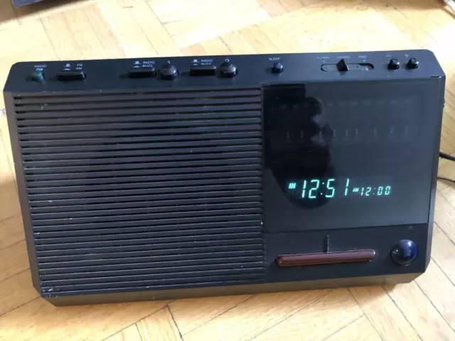 Vintage collectible Proton AM/FM Alarm Clock Radio Model RS-325 Black 3