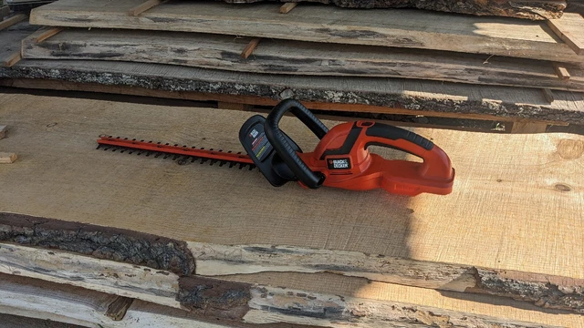 https://www.picclickimg.com/vS0AAOSwsudknZaI/Black-Decker-18v-Cordless-22-Hedge-Trimmer.webp