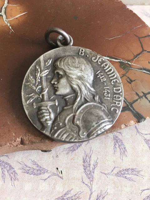 Ancienne Broche Bavette Médaille Signée Becker – Plaque Or, Marque FIX, Bel état
