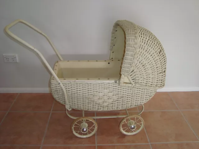 Vintage Wicker Childs Dolls Pram.