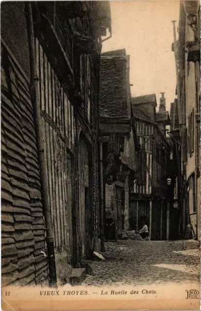 CPA Vieux TROYES La Ruelle des Chats Aube (100902)