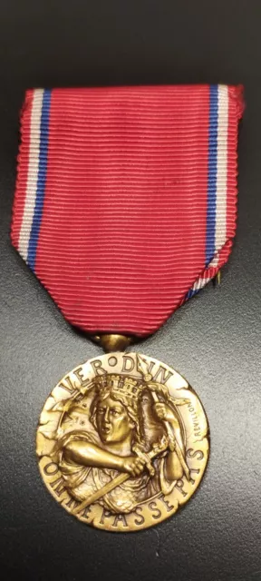 X23M)  Belle médaille militaire de VERDUN par REVILLON 14/18 french medal