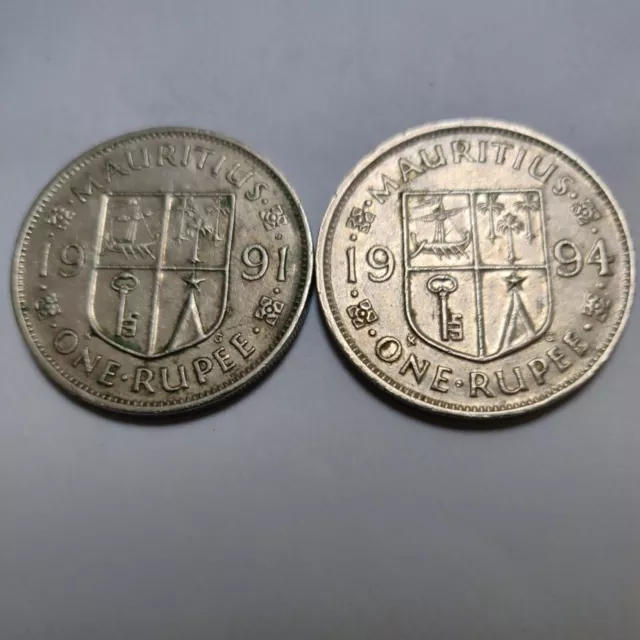 1991/1994  (2 coins)  One Rupee Mauritius  circulated coins