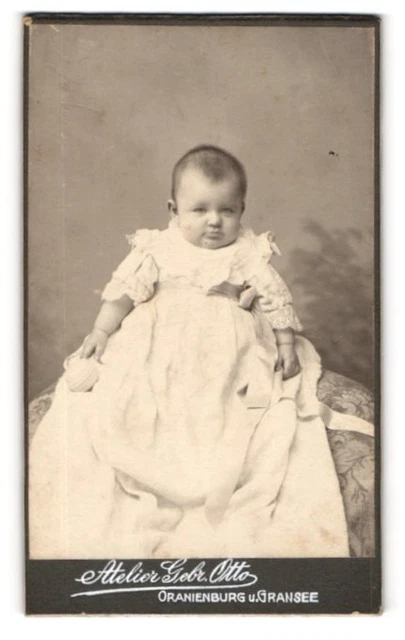 Fotografie Gebrüder Otto, Oranienburg, niedlicher Säugling im Spitzenkleidchen