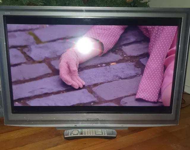 Panasonic Viera TX-L32G10B 32in Freesat LCD TV with stand and remote