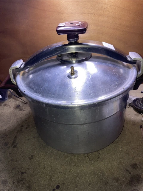 Cocotte minute Seb 10 litres en aluminium avec livre de recettes - Arts de la table
