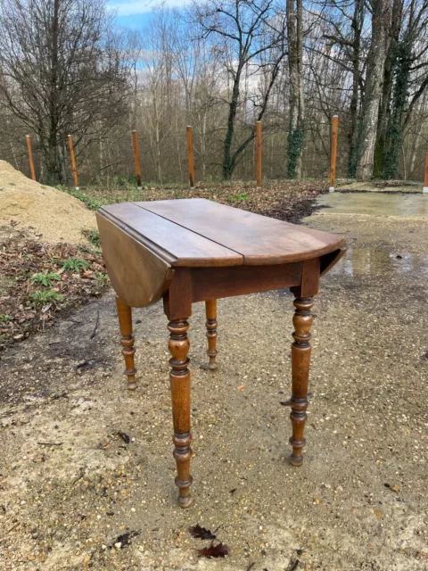 Petite Table Ovale Louis Philippe en noyer à rabats ou à volets en bon état