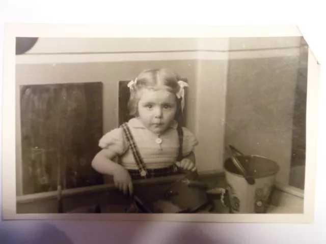 PHOTO CPA - Petite fille à la vaisselle - Vierge