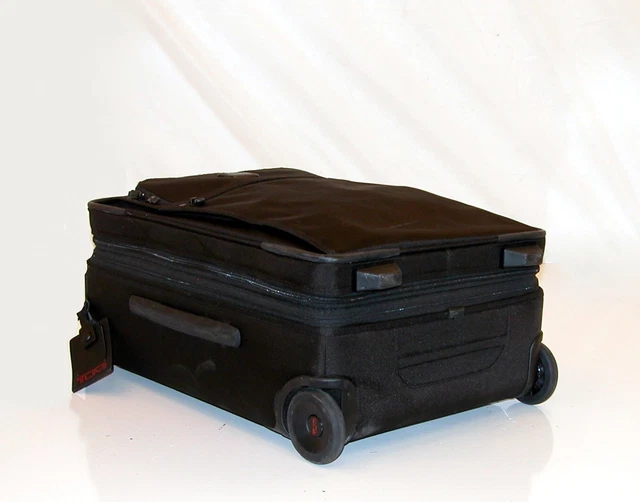 TUMI Alpha 2 Continental 21" Expandable 2 Wheeled Carry-On ~ 22021 D2 - GREAT 6