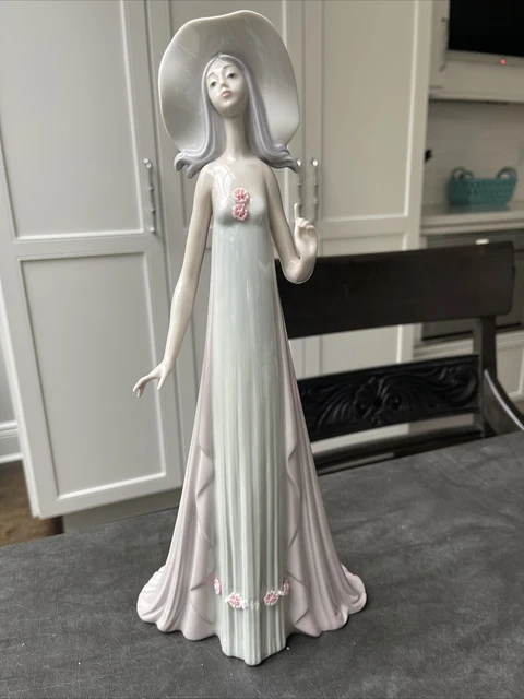 Lladro Porcelain  Afternoon Tea 14 1/4” Tall Elegant Lady