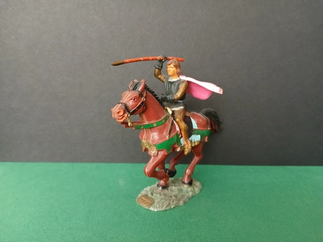STARLUX moyen age (ref 6012) chevalier en armure avec épée