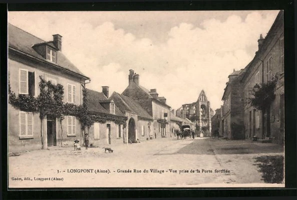 CPA Longpont, Grande Rue du Village, Vue prise de la Porte fortifiée