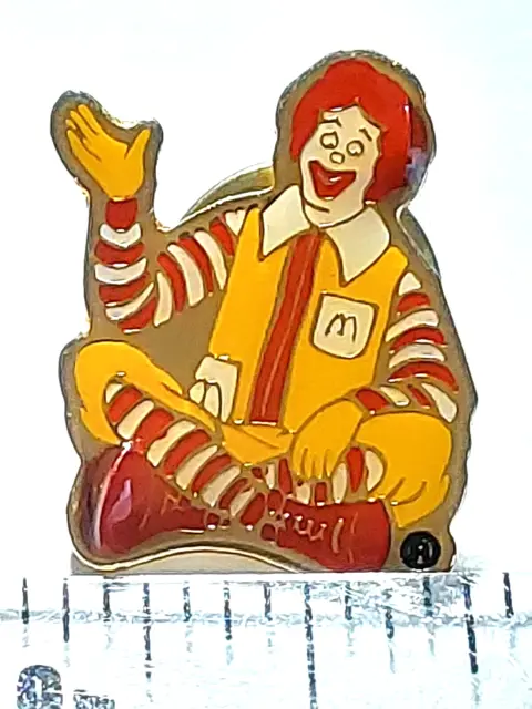 McDonald's Ronald McDonald SITTING Lapel Pin (050923)