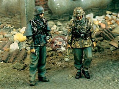 Verlinden 1/35 German Casualty in Overcoat Soldier Lying Dead on Ground WWII 610