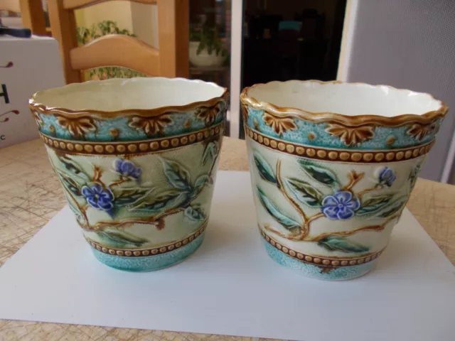 Ancienne paire de cache-pots, en barbotine  avec décors de fleurs.