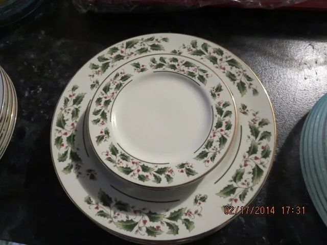 Set Of  4 Vtg. Christmas 10" And 6 1/2" Plates-Holly Design-Made In Japan-#Y44-7