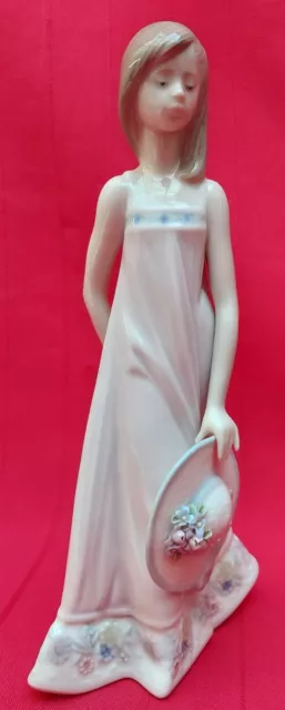 Figura de porcelana mate de Lladró Chica con sombrero