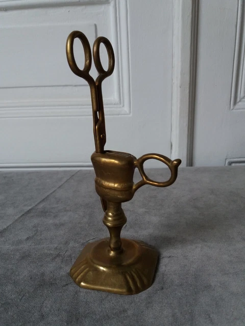 ANCIEN CISEAU , MOUCHETTE , ETEIGNOIR à BOUGIE CIERGE , en LAITON EUR 8