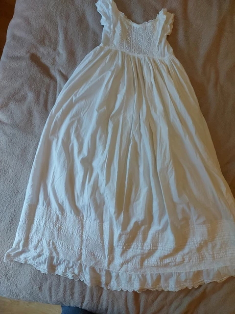 Abito da battesimo vintage bianco cotone Babies con bordo in pizzo.
