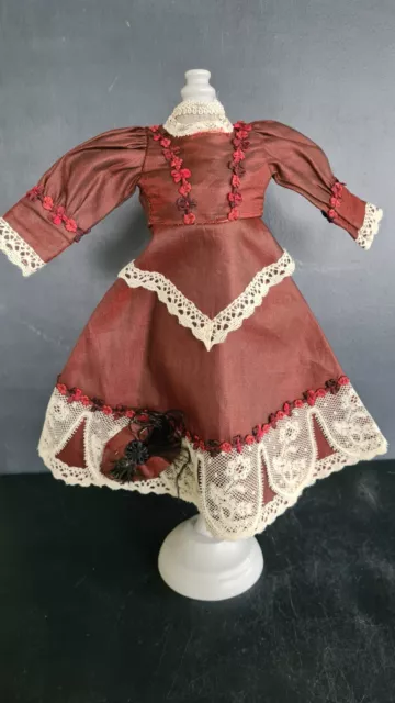 Robe et chapeau pour poupée de mode ancienne