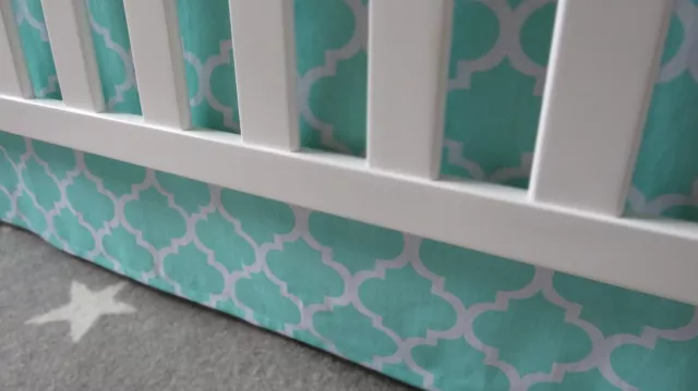 Grün & weiß geometrischer Kinderbettrock für Kinderzimmer/Babybettwäsche/Staubrüsche/Unisex