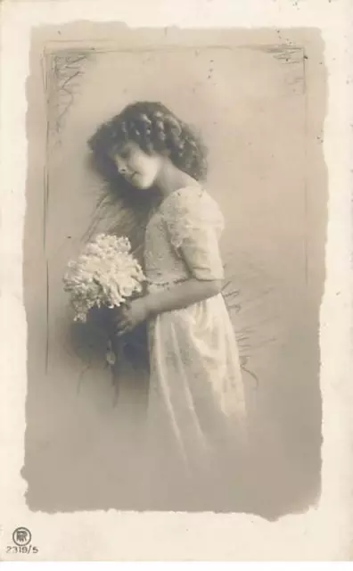 Enfant - Grete Reinwald - Portrait d'une fillette regardant un bouquet de fleu