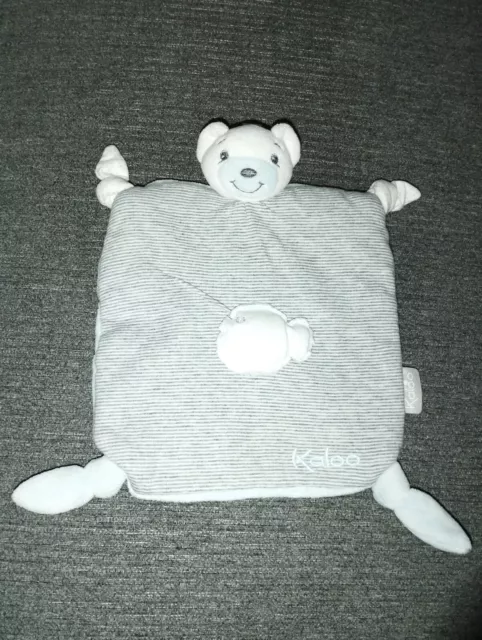 Doudou Ours KALOO zen Bleu Rayé Gris Avec Poisson