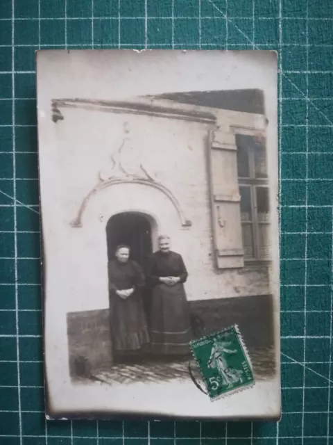 yy023 cpa photo deux femmes en pied pas de porte circa 1915
