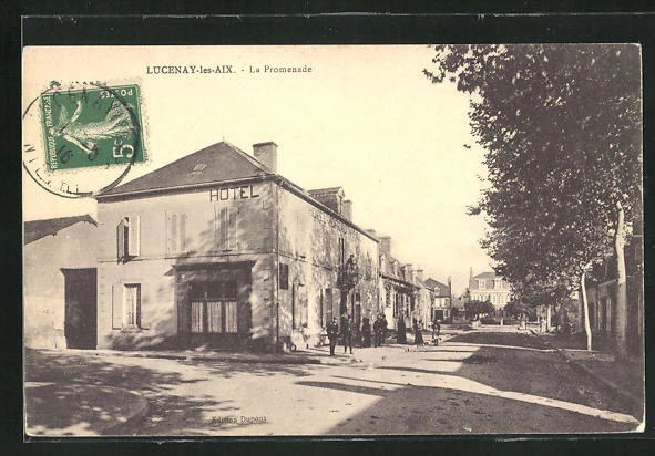 CPA Lucenay-les-Aix, La Promenade, vue de la rue avec Hotel 1916