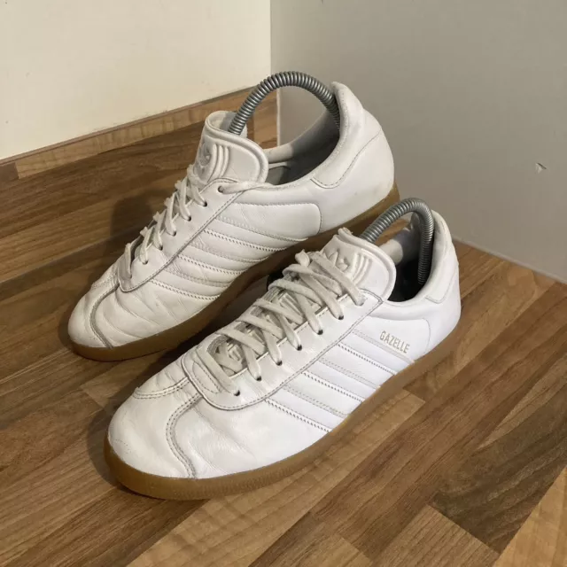 ADIDAS GAZELLE TRAINERS in White Leather Gum Sole classic retro