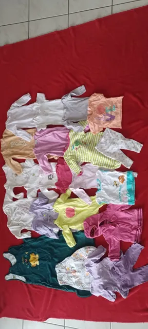 Lot d'une vingtaine de vêtements pour bébé 6 mois