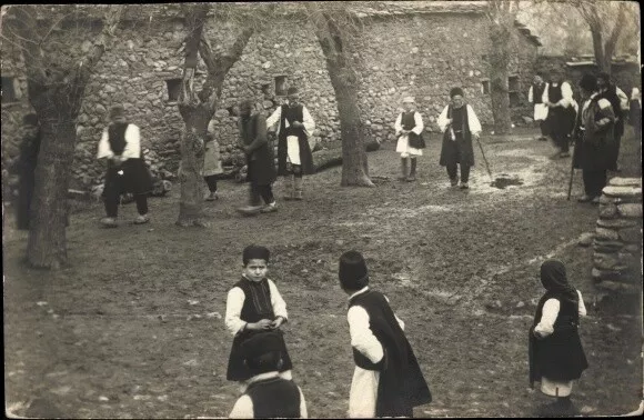 Foto Ak Kinder in serbischen Trachten, Bäume, Mauer - 3792655