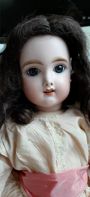 Poupée à tête de porcelaine ancienne - France