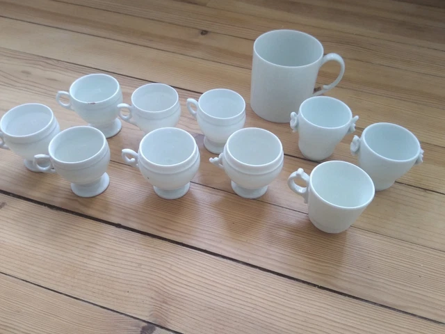 Gros lot de tasse en porcelaine blanche de Paris XIXe siècle